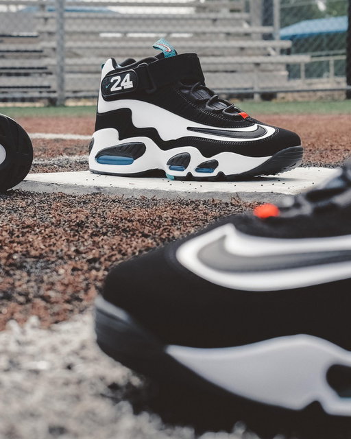 ⚾ Ken Griffey Jr.'s baseball legacy was cemented on the diamond and immortalized through iconic sneakers.💎

Nike Air Griffey Max 1 "Freshwater"🌊. Available 5.15 in men's and kids. Link: https://t.co/yjgVRyJR08. Photographer 📸 : @questvizi

#freshwater #nikemens #griffeymax1 