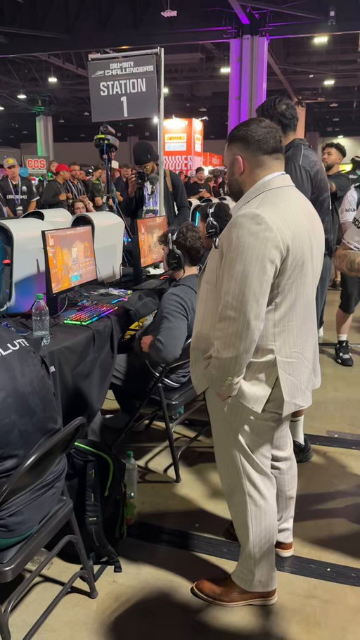 0% owner @Jerrythekid21 is in a SCREAMING MATCH with Faze Falcons after Bush drop search 6-5. 

“SIT THE FUCK DOWN”

The series is knotted up 1-1 