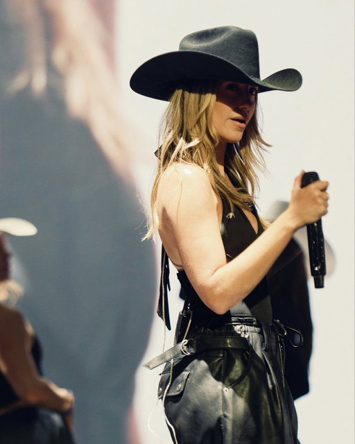 Right hooks pre @ACMawards 🥊 🤠 
