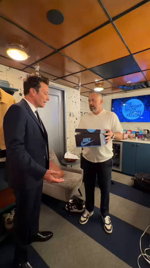 Had to get my buddy @jimmyfallon a little thank you gift. He opened for me at MSG back in September for three sold out shows, so I had matching NYC-themed Jordans made for us

Shoes @jamesdevos 