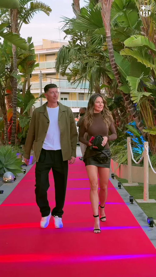 Noche de celebración para los campeones 🏆
¿Quién se lleva el mejor look de la noche? 😜 