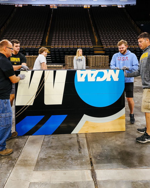 World’s largest game of Tetris in progress… 🚧🔨😏

@IowaWBB x @IowaHoops 