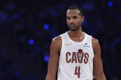 BRUTAL BAD BEAT for Evan Mobley over 15.5 points bettors.

He had 14 points in the first half. He didn't even attempt a single field goal in the second half and went 0/2 from the free throw line.. 