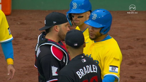 Benches clear after Contreras collides with Caratini at the plate 👀 