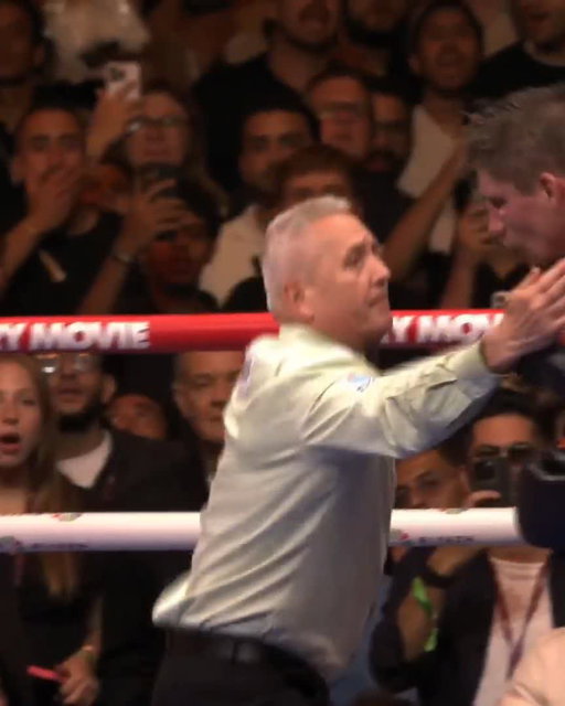 THE REFEREE JUMPS IN AND STOPS THE FIGHT IN ROUND 11 🤯🤯🤯🤯

OLEKSANDR USYK WINS! @DAZNBoxing 