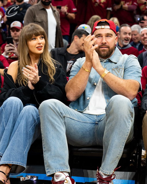 TAYLOR &amp; TRAVIS ARE IN THE BUILDING. #LetEmKnow 