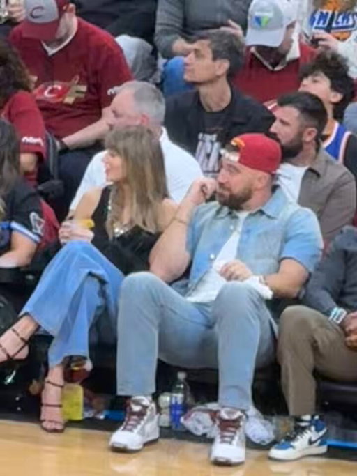 Looks like Travis Kelce hit his NBA parlay at the game last night 😂

Travis: I won
Taylor: how much did you win??
*whispers*
Taylor: oh thats great! 