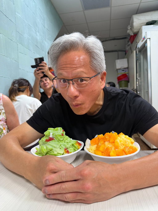 It's not a trip to Taipei without a night market stop. 🍧📸🤳 