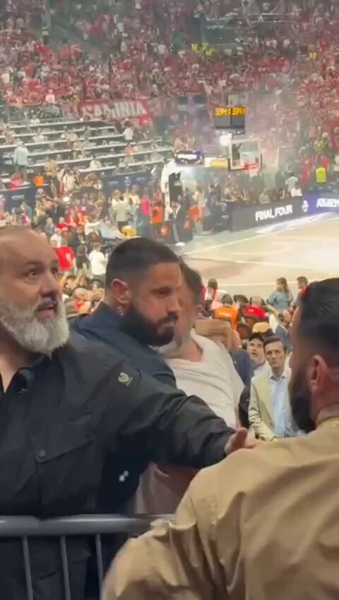 🚨 BREAKING: Nottingham Forest owner Evangelos Marinakis was reportedly seen with a ripped shirt and bruises on his face after an altercation during the EuroLeague final in Athens.

