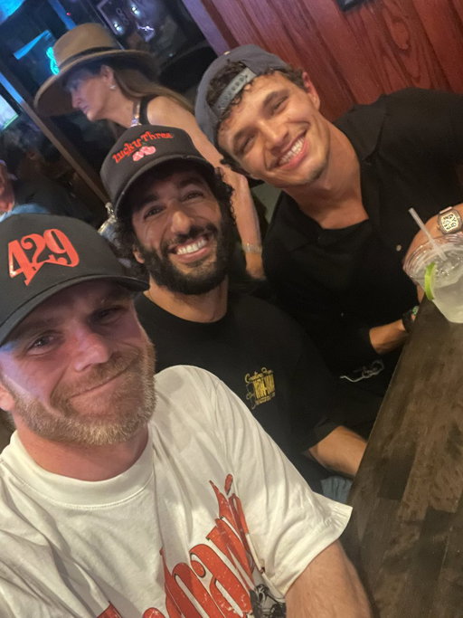 Made up for a tough day by singing Creed last night @ClaytonAnderson ‘s bar. Tried to get these two to join but they got stage fright. 😂 #indy500  @danielricciardo @LandoNorris 