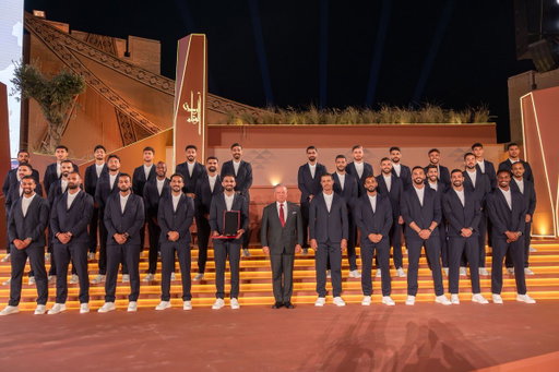 جلالة الملك ينعم على نشامى المنتخب الوطني بوسام الاستقلال من الدرجة الأولى، لتأهلهم إلى نهائيات كأس العالم 2026، ونيلهم وصافة بطولة كأس العرب FIFA 2025، وتجسيدهم لحالة وطنية من الفخر بين الأردنيين. 