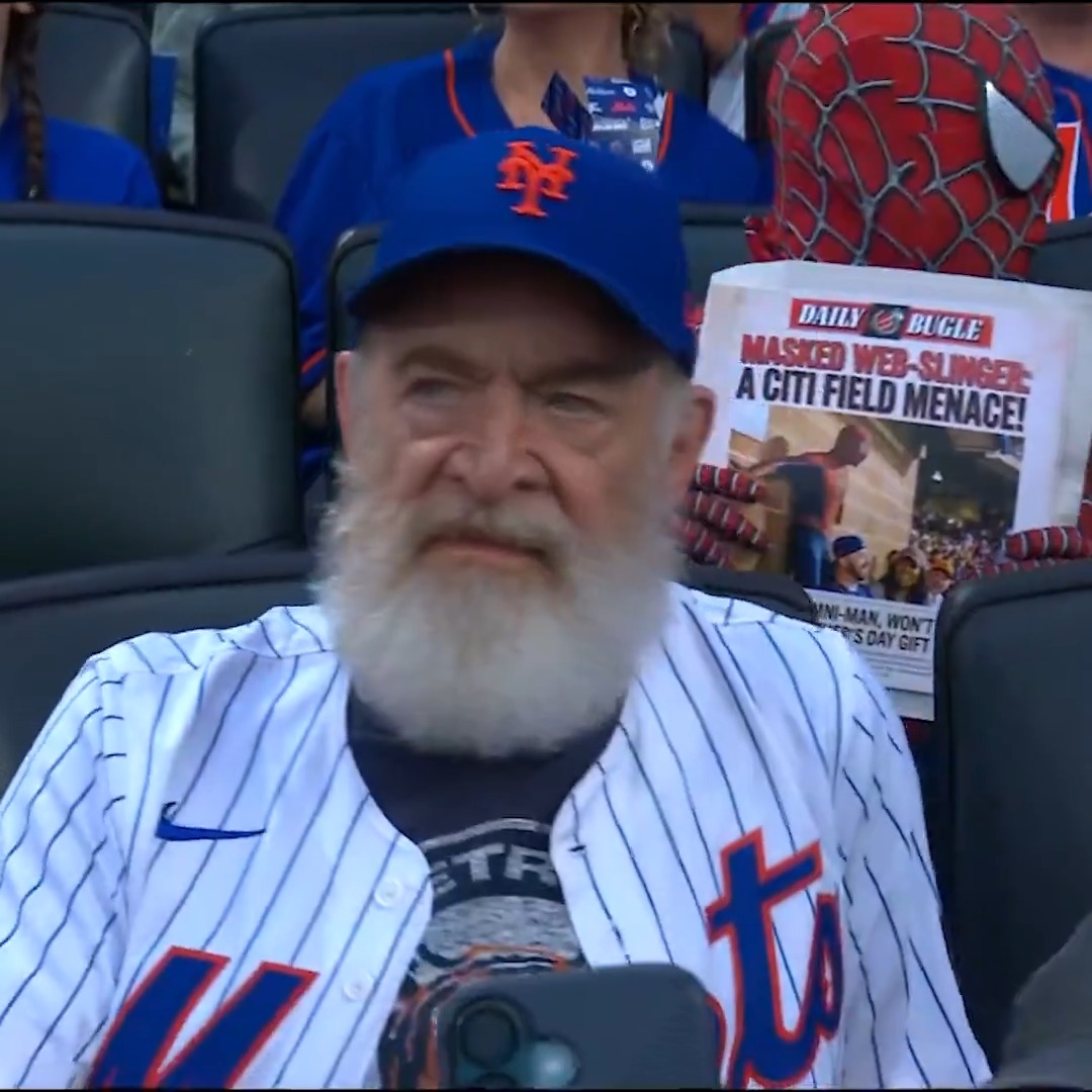 "He's a menace ... I WANT SPIDER-MAN!"

J.K. Simmons is at the Mets game tonight and ran into a familiar face 😂 
