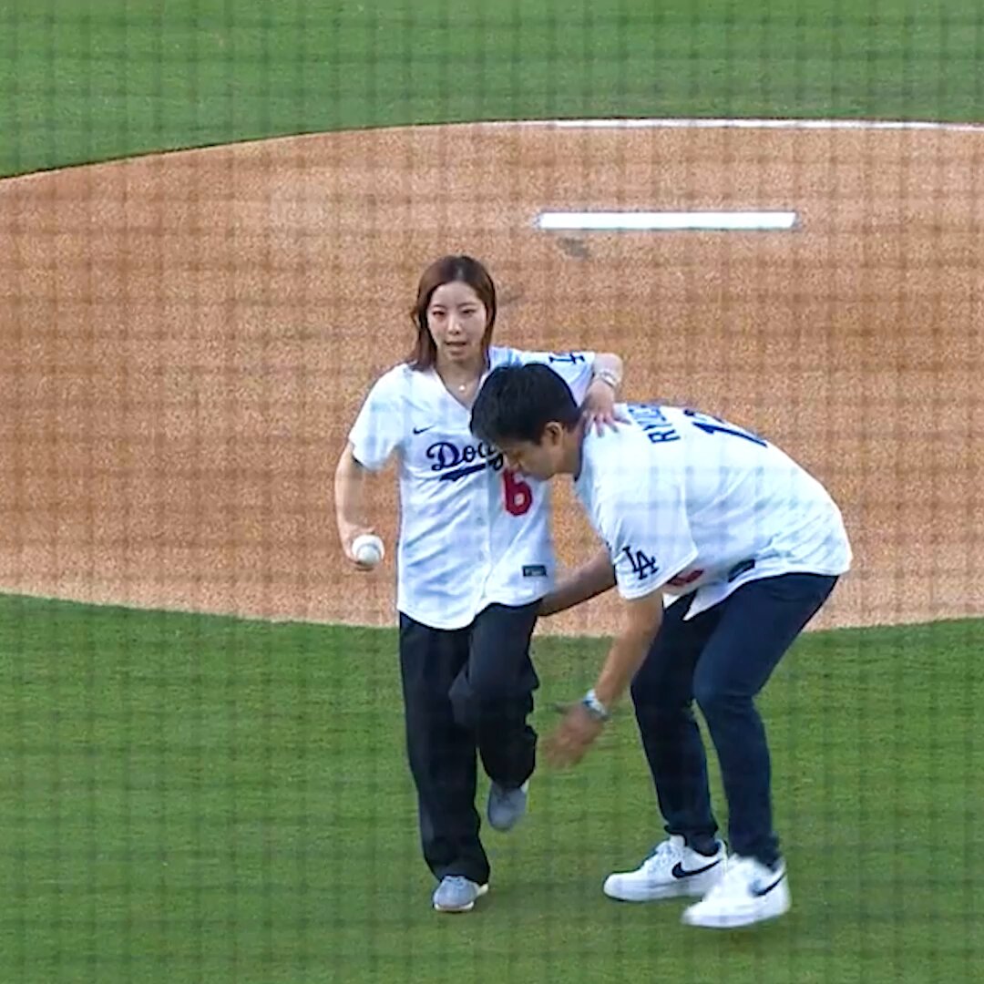 Taking a first pitch to another level 🏅

Japanese Olympic gold medalist figure skaters Riku Miura and Ryuichi Kihara threw the first pitch at the Dodgers game this week! 