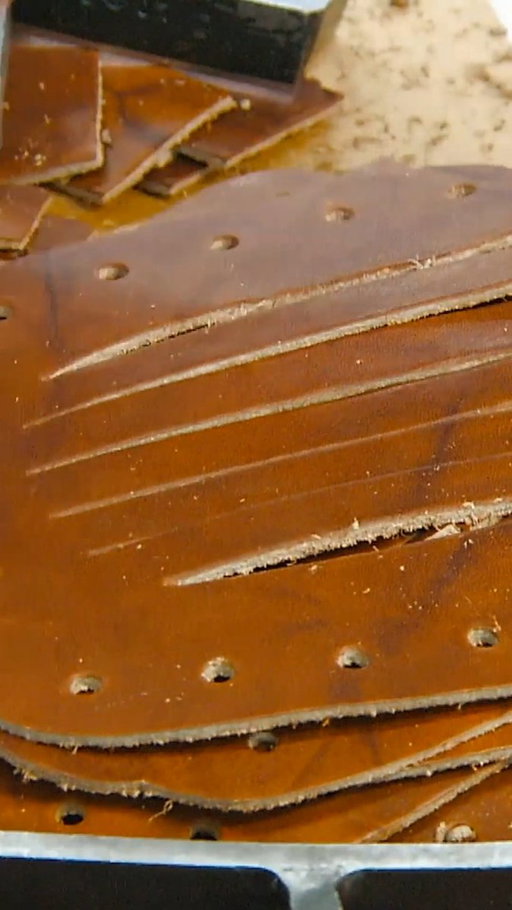 How to make an American classic, the baseball glove ⚾️ #HowItsMade #baseball #glove 