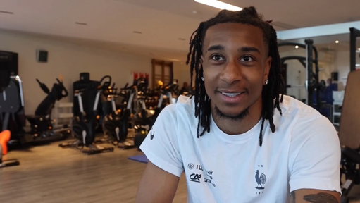 Michael Olise nous parle de Dayot Upamecano, son voisin à Munich et son coéquipier en club ! 🫂 
