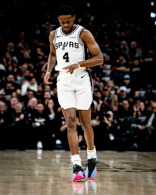 De'aaron Fox tonight:

7 PTS
4 REB
5 AST
3-13 FG
0-4 3PT

Embarrassing effort. 