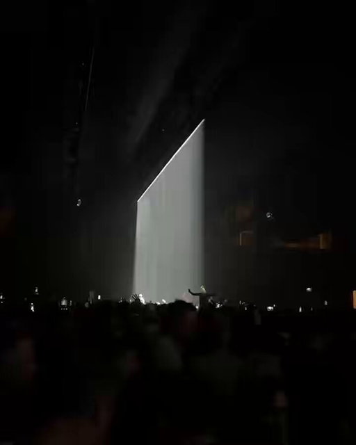 Sneak preview of Four Tet live in the Warehouse with the really cool lights 