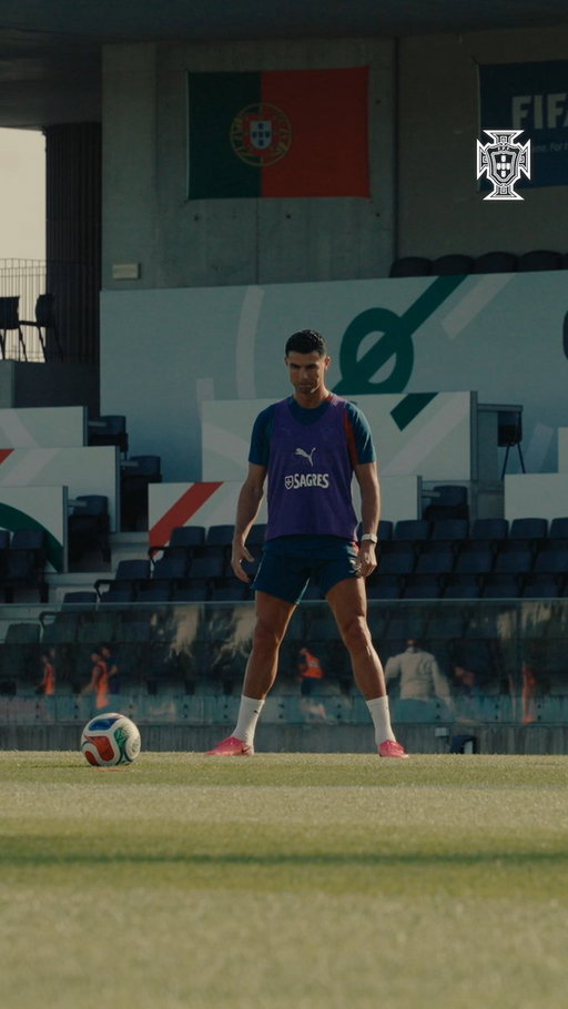 Livres + Cristiano = 𝗘𝘀𝘁𝗮 𝗯𝗲𝗹𝗱𝗮𝗱𝗲. ✨🎞️ 

#VaiDarPortugal | #FIFAWorldCup 
