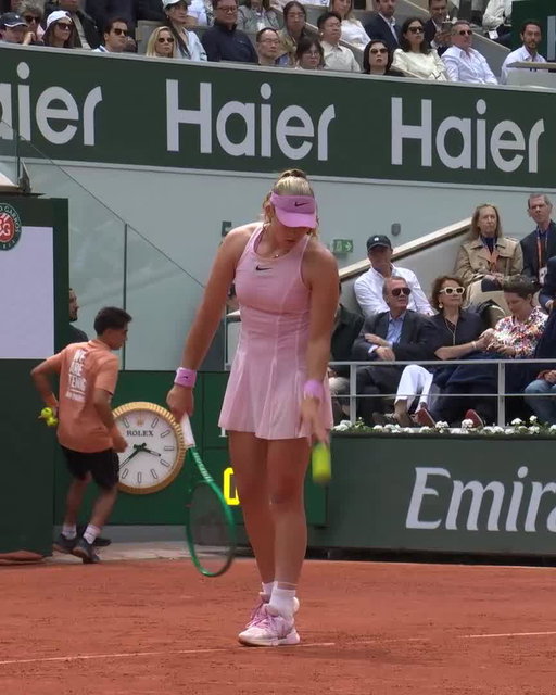 Chwalinska breaks back 💫 

#RolandGarros 