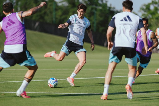 #SelecciónMayor El defensor Leonardo Balerdi sufrió una lesión muscular en el sóleo de su pierna derecha y no podrá ser parte de la nómina que jugará la Copa del Mundo. 

¡Ánimo, fuerza y pronta recuperación, flaco! 💪🏼🇦🇷 