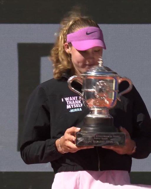 Mirra Andreeva lifts the Suzanne-Lenglen trophy (twice 😅) 

#RolandGarros 