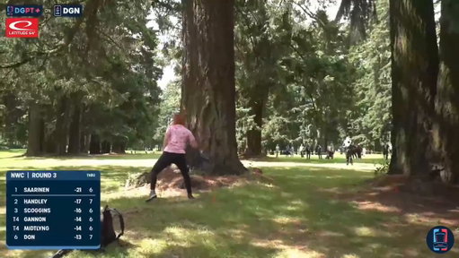Now THIS is how you split a tree! Eliezra Midtlyng is a gymnast on the green 🤸
She cashes this putt to hold a tie in 4th place! 