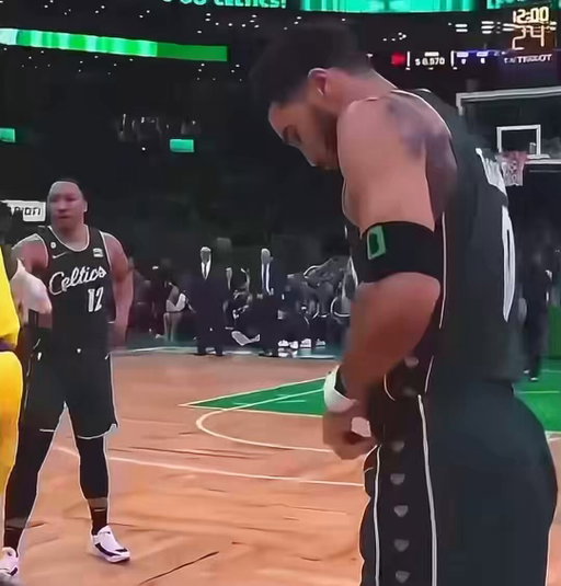 The cameraman knew exactly what he was doing with this shot 