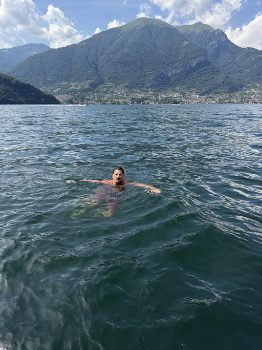 LAKE COMO 🇮🇹 
WHAT A SPOT 🔥 