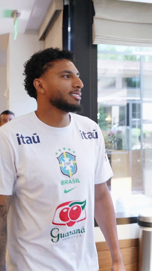 Éderson se junta à Seleção Brasileira em Nova Jérsei. O volante foi recebido pelos seus companheiros, que o acompanharão na jornada da Copa do Mundo de 2026! 