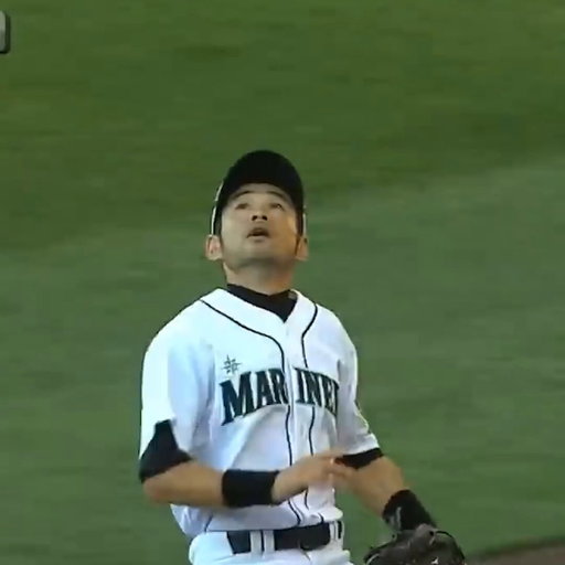 This fan couldn't have been happier to get hit in the face by Ichiro's glove 🤣❤️

She probably still tells this story all these years later 😂 