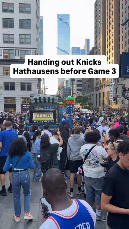 The people yearn for more @DanhausenAD and @nyknicks crossover gear 🧛‍♂️ 