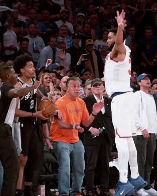 KAT GETS HIS FINGERTIPS ON IT!  

WHAT A PLAY ON THE LAST POSSESSION 😮 

KNICKS TAKE A 3-1 SERIES LEAD IN THE NBA FINALS. 