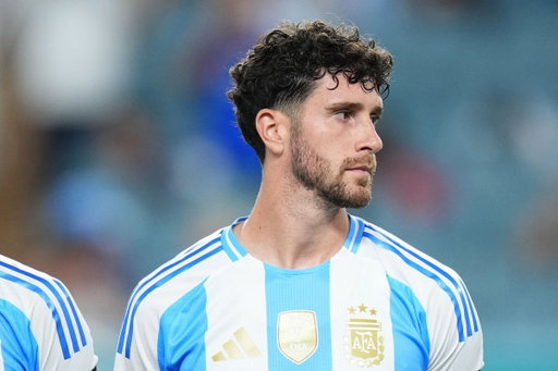 #SelecciónMayor El defensor Marcos Senesi se suma a la convocatoria de futbolistas que disputarán la Copa Mundial de la FIFA 2026. 