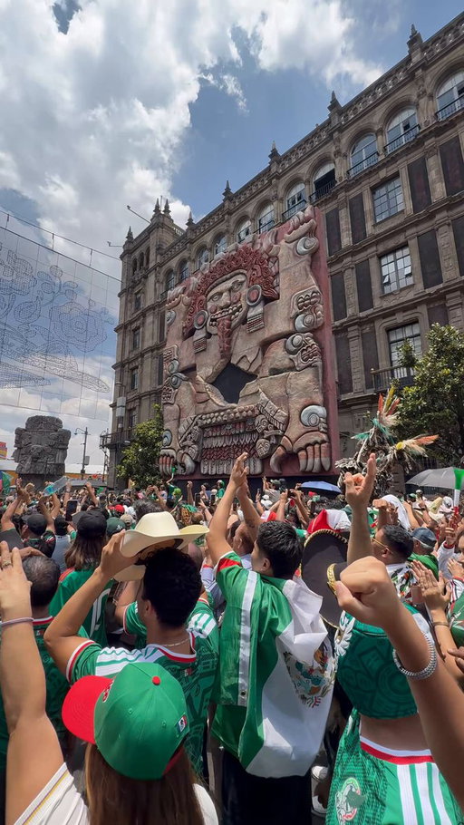 Mexico fans made their feelings known when the USA flag was brought out on screen 🤣 