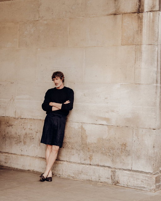 ‘Summer In The City’ - COS Tailoring Edit: Clarity in design. Simplicity in style. Unstructured silhouettes in lightweight, breathable fabrications, set against a refined, neutral, monochromatic colour palette. Photography @garconjon… 