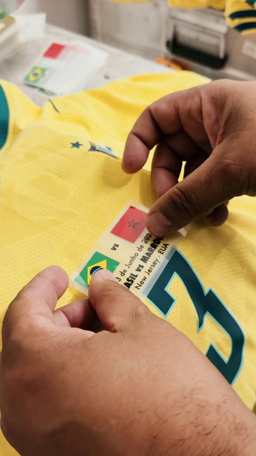 FALTA POUCO!!! 🇧🇷🇧🇷 

A #Amarelinha já está pronta para estrear! E, nos patches, também carregamos história. O patch dourado é exclusivo para seleções que já foram campeãs do mundo. 🌟🌟🌟🌟🌟 