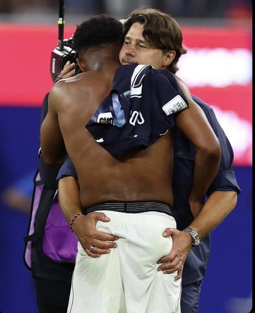 🚨 WORLD CUP 2026! 🇲🇽🇺🇸🇨🇦

Mauricio Pochettino and Folarin Balogun celebrating the United States’ 4-1 victory over Paraguay. ❤️ 