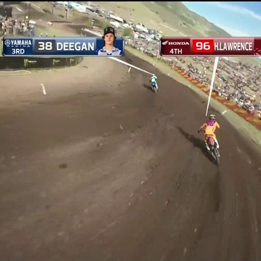 Hunter makes the pass on Deegan with a little contact 😳 

@MonsterEnergy 450 moto 2 LIVE 🎥

#ProMotocross #SMX #Honda 