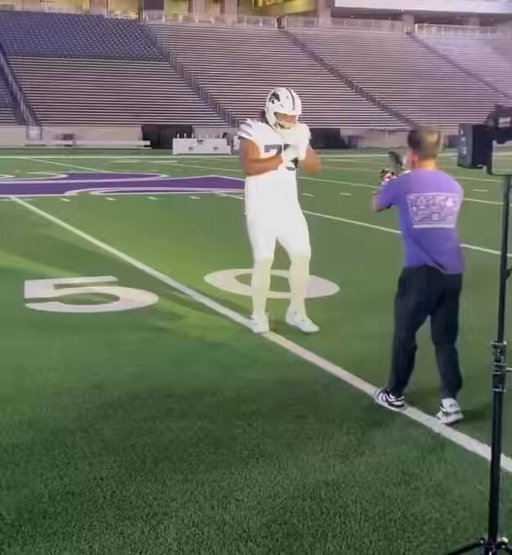 DL Joseph Graves’ mom taking an active role during his official visit to Kansas State😂

(via @X2Graves)

https://t.co/rtWLQW0Cui 