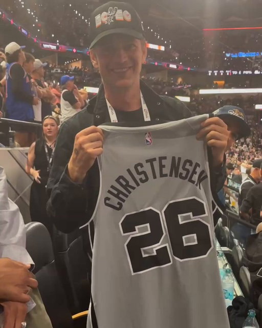 The Force is with us tonight (and so is Anakin!)

Hayden Christensen is in the building tonight ✨ 