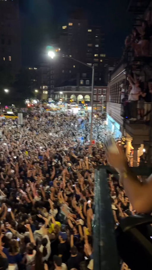 EVERYONE IN NYC IS SINGING EMPIRE STATE OF MIND 