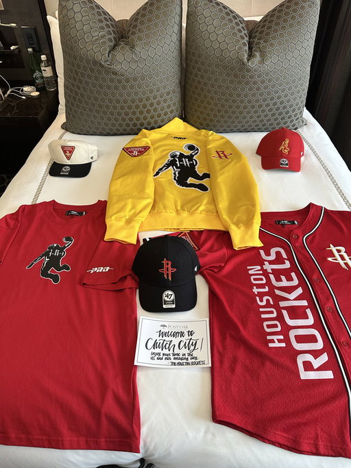 This is all so insane. We found this when we got back to our room. And then someone even sent cupcakes to our room. I genuinely don’t understand how it got to this point. We’re just normal World Cup tourists.😭😭 