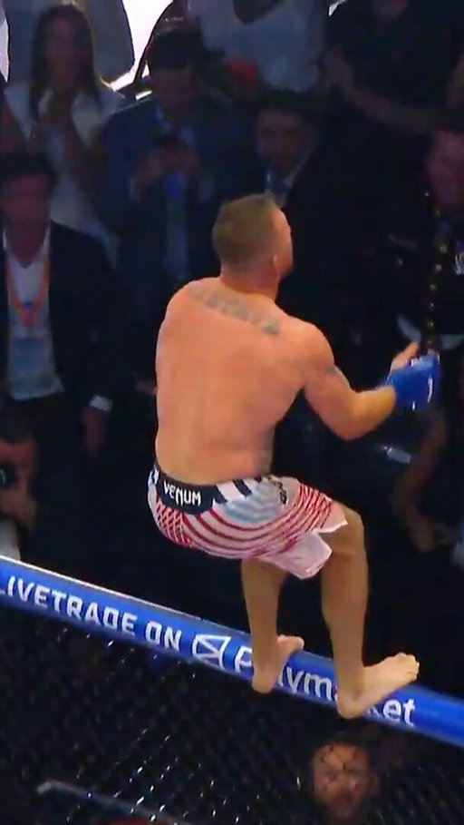 Así lo festeja 💥💥

Noche histórica para @Justin_Gaethje 🇺🇸  convirtiéndose en campeón de peso ligero 🥵

#UFCWhiteHouse | Estamos en vivo por ＠PPlusDeportes | Presentado por ＠cryptocom ＠RamTrucks 