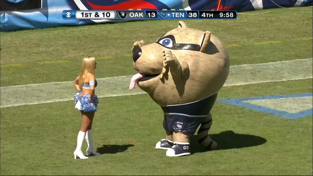 This mascot was so hungry he ate a cheerleader 😅 