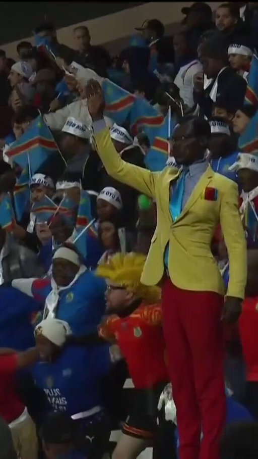 It's DR Congo's first World Cup game in 52 years, so we humbly reintroduce their statue superfan 🇨🇩

He stands still all game in homage to the country's revered first prime minister, Patrice Lumumba, and was even included in the official WC delegation 🐆
