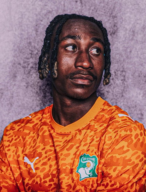 🇨🇮 Yan Diomandé’s letter to his sister through @PlayersTribune:

“Dear Roxane,

Remember when someone bought me a fake United shirt, and I wrote “Ronaldo 7” on the back with a black Sharpie? We didn’t know what rich or poor was. We only knew happiness.

Remember the 25 people sleeping in just one house back in Abidjan? Mom wanted to watch her soap operas. Everyone wanted to watch movies. Remember how I’d always pretend I was asleep and then sneak to the TV room after midnight? I’d turn the TV way down low. Like, just two volume bars. I’d watch soccer in the dark and dream.

Remember when the grown-ups saw me playing soccer on the dirt and gave me the nickname “Roberto Carlos” because of how hard I kicked? And remember how I secretly got so mad about it, because CR7 was my idol?

Remember when I went to play so far from home? I was 9 years old. Inter Foot Sud Comoé, way out near the border with Ghana. Just a little boy all alone. I don’t know if I ever told you this story, but me and the other kids used to go to the village and steal potatoes because we were so hungry. We called it a “bank heist.” Two kids would distract the shop owner, and the other 18 would run off with two potatoes. They weren’t even good. But they tasted amazing. Hahahah. Even today, it’s my favorite thing to eat. Boiled potatoes with a little oil. It takes me back to those times.

Remember when I got my first real pair of cleats, and I slept with them? Growing up, I always played in those white plastic sandals. Even when I go back home now, I still play in them. It’s our tradition.

Remember when I’d come back home, and you’d tell my neighborhood friends: “Why’d you stop training? Yan’s not gonna buy you cars. You gotta keep working.” You were 10 years old, and you were already my agent.

Remember how we’d sit and dream about moving to France? How we’d go shopping, have our own apartment, and I’d be a rich soccer player, with cars and a big house, and you wouldn’t have to worry about anything. You were the one who always believed I could be the next Cristiano, when everyone else was laughing.

Remember when I moved to the United States for high school, at 15 years old, and I missed home so much? For months, I couldn’t understand what anyone was saying. They sat me next to a French boy, and he’d try to translate everything the teacher said. Remember when I called you and said: “You won’t believe it, the kids here argue with the teachers.” Back home, you know, we wouldn’t even dare blink at our elders.

Remember when I couldn’t believe the boys smoked after school? You used to say it felt like I was in an American TV show.

Remember when they took me for trials at Bournemouth? At Chelsea, Rangers, Olympiacos, Crystal Palace? Eze and Olise came up to me after a training session and said: “Hey, kid, you’re really good.”… but even then, they didn’t sign me.

Even the MLS B teams didn’t want me. I didn’t even know why. They never gave me a reason. The adults handled everything. They just kept taking me all over Europe, and everyone kept saying no.

My visa expired. My dream was over. They sent me back to Africa, and we cried together. You were the only one who never stopped believing. A few weeks later, I signed with Leganés, and we cried different tears.

That was back when I still had emotions. Now, I don’t feel anything. It’s like I’m not even human. Since you died, I’m just empty.”