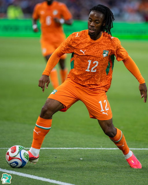 🚨COMMUNIQUÉ 🚨

La FIF apporte des précisions concernant Elye Wahi

La Fédération Ivoirienne de Football a pris connaissance des différents articles et informations publiés dans la journée de ce mercredi 17 juin 2026 concernant l’international ivoirien Elye Wahi.

À ce jour, la FIF n’a été officiellement saisie d’aucune procédure judiciaire ou administrative le concernant.

Dans cette période particulièrement délicate, la FIF apporte tout son soutien au joueur et lui réaffirme sa confiance. Elye Wahi demeure un élément important de la sélection nationale de Côte d’Ivoire.

La FIF informe également que le joueur ne pourra pas effectuer le déplacement de la délégation au Canada. 
En effet, les autorisations administratives nécessaires à son entrée sur le territoire canadien n’ont pas pu être obtenues à ce stade.
Elye Wahi restera donc aux États-Unis dans l’attente du retour de l’équipe.

La Fédération Ivoirienne de Football continuera de suivre la situation avec attention et communiquera toute information officielle utile.