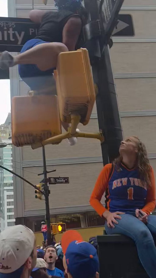 Start spreading the news

Cheeks are being spread on a lightpost at the Knicks parade and punches are being thrown  