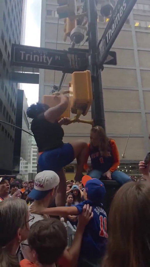 You can’t get bare ass twerked on when you’re in a fight. Lady on the light pole won this one just by being so unbothered 