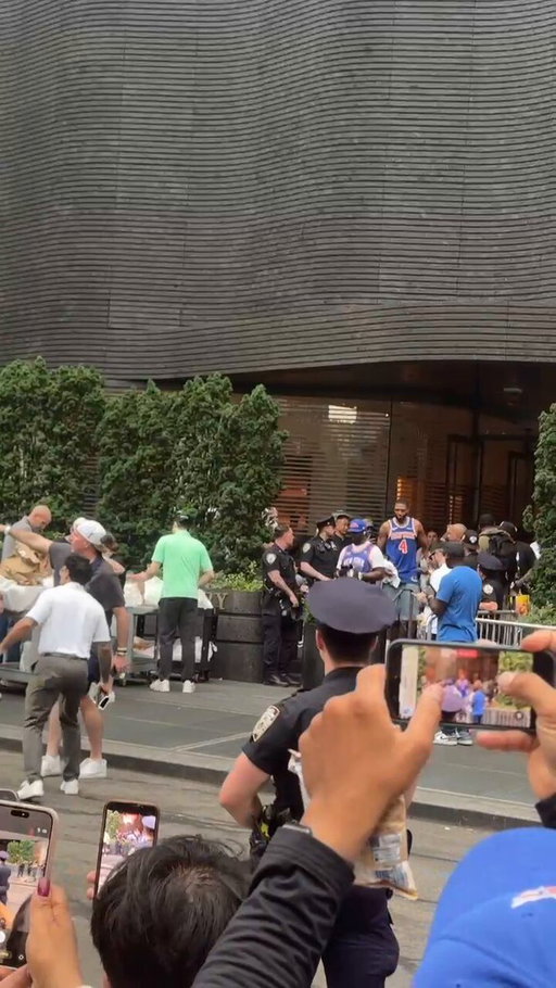 Mikal Bridges wearing a De’Aaron Fox Knicks jersey at the Knicks championship parade 😭😭 
